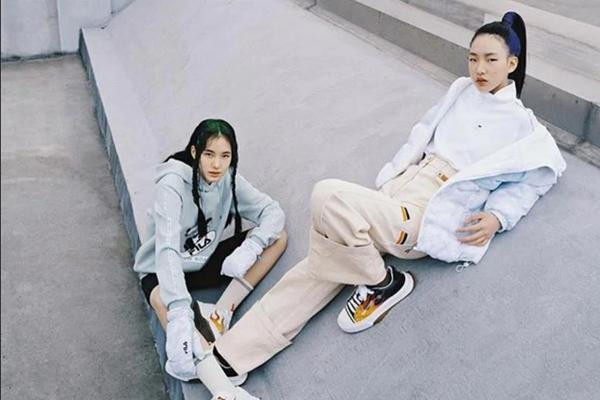 Lily (trái) từng chụp ảnh tạp chí cùng chị gái, nên ai cũng tưởng cô sẽ theo nghiệp người mẫu. Lily (trái) từng chụp ảnh tạp chí cùng chị gái, nên ai cũng tưởng cô sẽ theo nghiệp người mẫu.