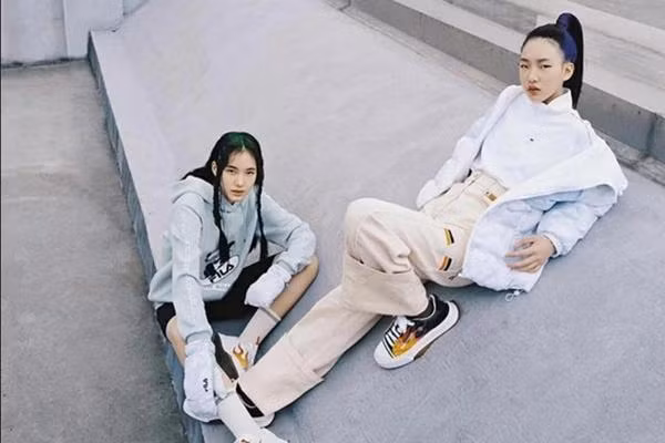 Lily (trái) từng chụp ảnh tạp chí cùng chị gái, nên ai cũng tưởng cô sẽ theo nghiệp người mẫu.