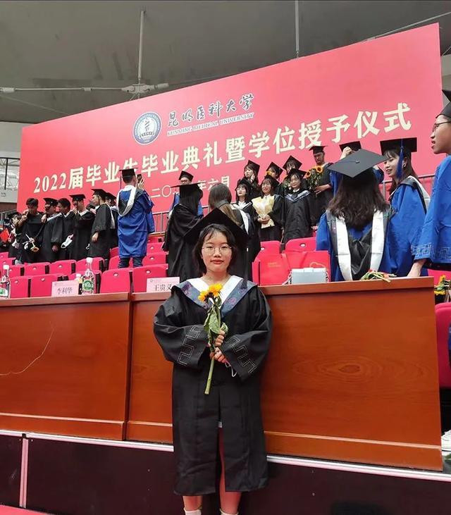 Cô bé đu cáp treo ngày nào đã vừa tốt nghiệp đại học ngành Y. Ảnh: Yu Yanqia. Cô bé đu cáp treo ngày nào đã vừa tốt nghiệp đại học ngành Y. Ảnh: Yu Yanqia.