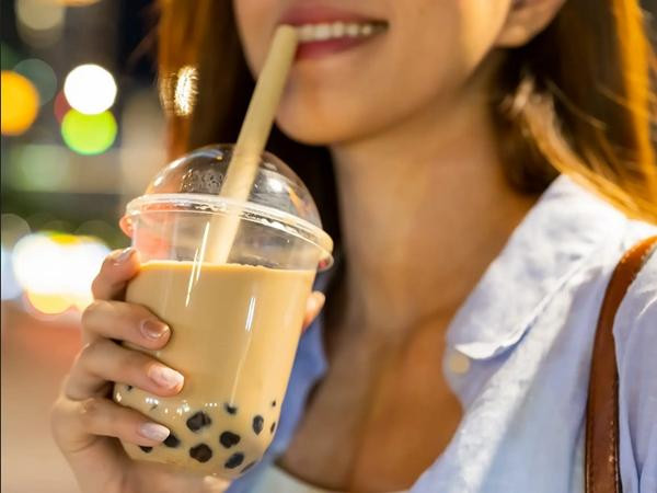 Rất nhiều người châu Á thích uống trà sữa trân châu vào mọi thời điểm trong ngày. Ảnh minh họa: PonyWang/ Getty Images.