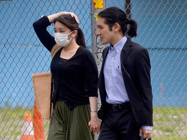 Từng có nhiều tin đồn là vợ chồng Mako gặp khó khăn về tiền bạc, do anh Komuro thi 2 lần không đỗ, mãi không được làm luật sư. Ảnh: Image Direct. Từng có nhiều tin đồn là vợ chồng Mako gặp khó khăn về tiền bạc, do anh Komuro thi 2 lần không đỗ, mãi không được làm luật sư. Ảnh: Image Direct.