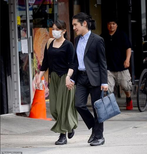 Vợ chồng Mako nắm tay nhau đi trên phố. Ảnh: Image Direct. Vợ chồng Mako nắm tay nhau đi trên phố. Ảnh: Image Direct.