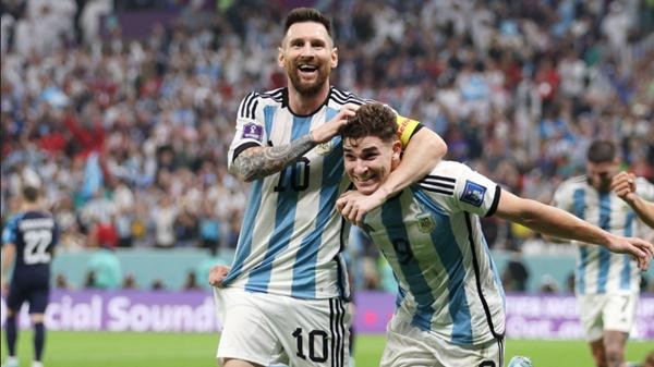 Cô gái là fan của Messi nên hò reo rất to khi Argentina thắng. Ảnh: Getty. Cô gái là fan của Messi nên hò reo rất to khi Argentina thắng. Ảnh: Getty.