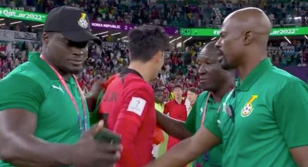 Trợ lý HLV của Ghana phải ngăn lại. Ảnh: BBC Sport. Trợ lý HLV của Ghana phải ngăn lại. Ảnh: BBC Sport.