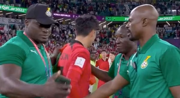 Trợ lý HLV của Ghana phải ngăn lại. Ảnh: BBC Sport.