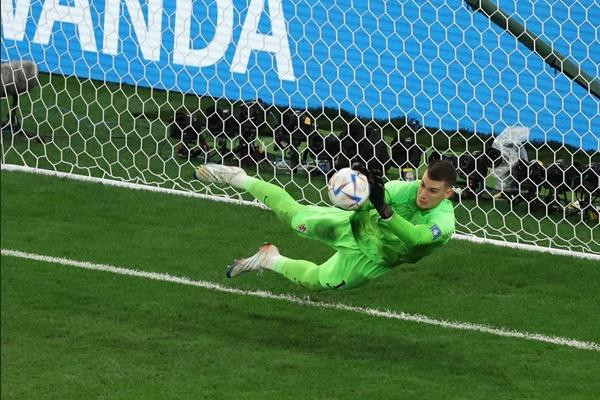 Livakovic đang chơi cực kỳ xuất sắc. Ảnh: Inside sport. Livakovic đang chơi cực kỳ xuất sắc. Ảnh: Inside sport.