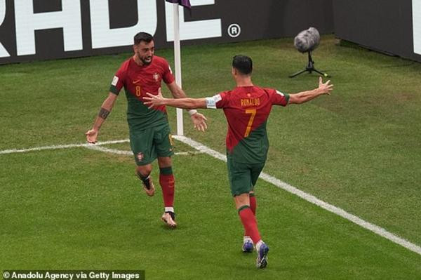 Thôi thì Fernandes (trái) hay Ronaldo (phải) ghi bàn cũng được, miễn là có bàn thắng. Ảnh: Anadolu Agency via Getty. Thôi thì Fernandes (trái) hay Ronaldo (phải) ghi bàn cũng được, miễn là có bàn thắng. Ảnh: Anadolu Agency via Getty.