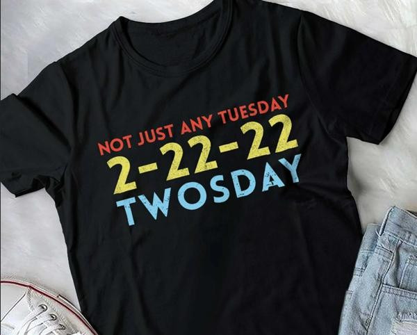 Nhiều sản phẩm ghi ngày 22/2/22 (hoặc theo cách viết của Mỹ là 2/22/22) đã được bán. Ảnh: Etsy.