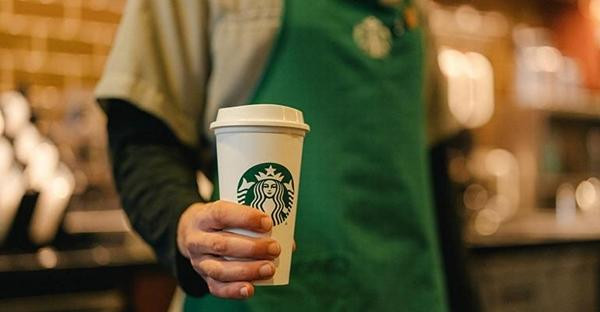 Một anh nhân viên của quán Starbucks tìm cách giúp đỡ khi không yên tâm về một khách hàng. Ảnh minh họa: NRN. Một anh nhân viên của quán Starbucks tìm cách giúp đỡ khi không yên tâm về một khách hàng. Ảnh minh họa: NRN.