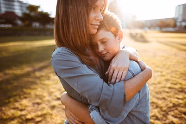 Chỉ vì mẹ chưa hiểu con, không có nghĩa là mẹ không yêu con. Ảnh: iStock.