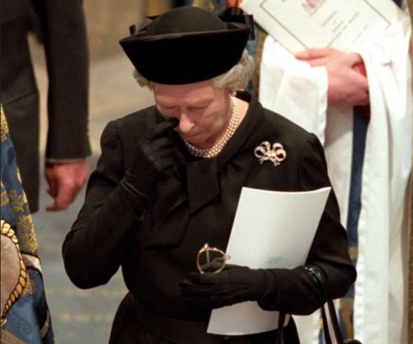 Nữ hoàng Elizabeth II đeo chuỗi hạt ngọc trai tới dự tang lễ Công nương Diana. Ảnh: REX/ Shutterstock. Nữ hoàng Elizabeth II đeo chuỗi hạt ngọc trai tới dự tang lễ Công nương Diana. Ảnh: REX/ Shutterstock.