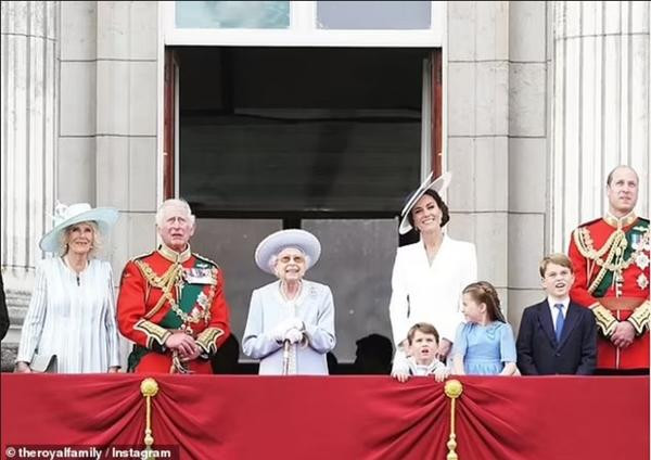 Các thành viên cao cấp của Hoàng gia Anh trên ban-công Cung điện Buckingham. Ảnh: Hoàng gia Anh/ Instagram. Các thành viên cao cấp của Hoàng gia Anh trên ban-công Cung điện Buckingham. Ảnh: Hoàng gia Anh/ Instagram.