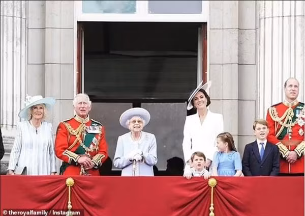 Các thành viên cao cấp của Hoàng gia Anh trên ban-công Cung điện Buckingham. Ảnh: Hoàng gia Anh/ Instagram.