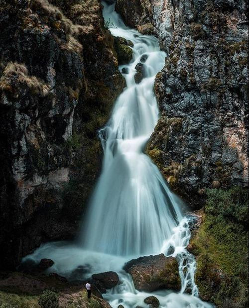 Ở một góc độ khác, có thể chỉ thấy đá và nước. Ảnh: Instagram.