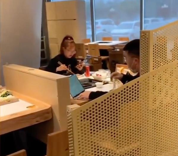 Vương ngồi ăn lẩu cùng bạn. Ảnh: Weibo. Vương ngồi ăn lẩu cùng bạn. Ảnh: Weibo.