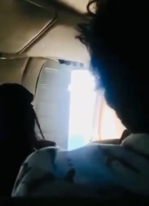 Máy bay đang bay thì cửa bỗng mở. Ảnh: CEN.