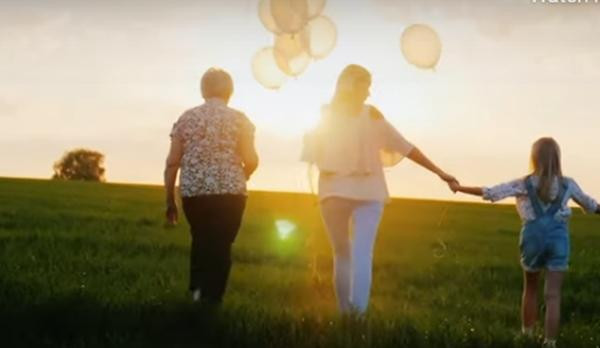 Người hấp hối có thể "nhìn thấy" những khoảnh khắc quan trọng nhất trong quá khứ của họ. Ảnh minh họa: Study Finds. Người hấp hối có thể "nhìn thấy" những khoảnh khắc quan trọng nhất trong quá khứ của họ. Ảnh minh họa: Study Finds.