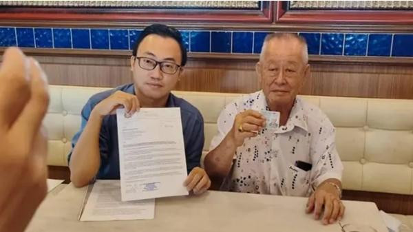 Ông Low (bên phải) rất sốt ruột vì bây giờ làm giấy tờ gì cũng khó. Ảnh: Facebook. Ông Low (bên phải) rất sốt ruột vì bây giờ làm giấy tờ gì cũng khó. Ảnh: Facebook.