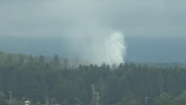 Nước phun mạnh và cao đến mức nhìn từ rất xa cũng thấy. Ảnh: Nippon TV News 24 Japan. Nước phun mạnh và cao đến mức nhìn từ rất xa cũng thấy. Ảnh: Nippon TV News 24 Japan.