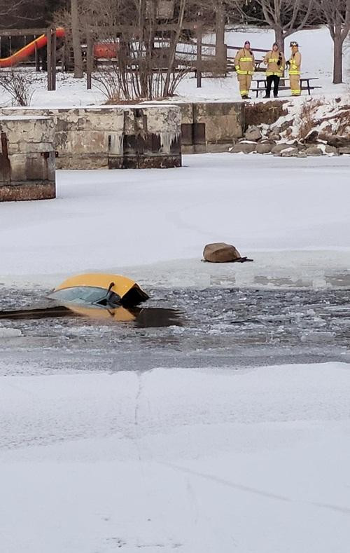 Người đã được cứu, còn ô tô thì bị chìm, vẫn chưa được lôi lên. Ảnh: MDT Ottawa Police. Người đã được cứu, còn ô tô thì bị chìm, vẫn chưa được lôi lên. Ảnh: MDT Ottawa Police.