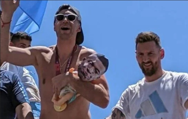 Hành vi của Martinez bị cho là "không bình thường", thậm chí Messi cũng bị trách lây vì không nhắc nhở Martinez dù ở ngay cạnh. Ảnh: Twitter.