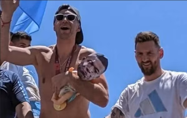 Hành vi của Martinez bị cho là "không bình thường", thậm chí Messi cũng bị trách lây vì không nhắc nhở Martinez dù ở ngay cạnh. Ảnh: Twitter. Hành vi của Martinez bị cho là "không bình thường", thậm chí Messi cũng bị trách lây vì không nhắc nhở Martinez dù ở ngay cạnh. Ảnh: Twitter.