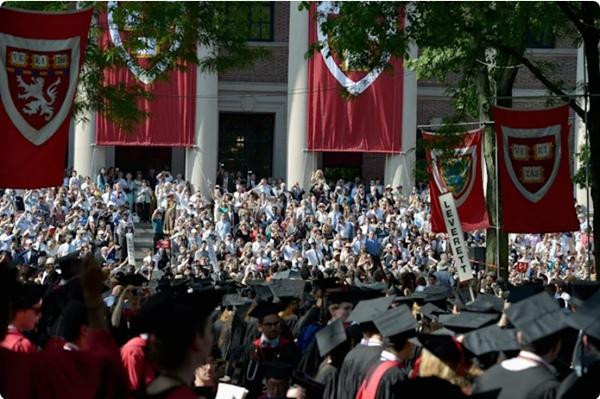 Nói chung, đã là sinh viên Harvard thì dù không cố học thêm tiếng Anh nữa cũng đã giỏi hơn nhiều người rồi. Ảnh: Paul Marotta/ AFP/ Getty. Nói chung, đã là sinh viên Harvard thì dù không cố học thêm tiếng Anh nữa cũng đã giỏi hơn nhiều người rồi. Ảnh: Paul Marotta/ AFP/ Getty.