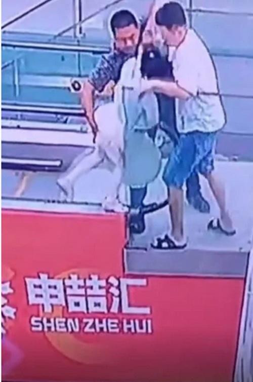 Nhiều netizen chỉ trích anh Ding vì đặt bàn tay vào vị trí "nhạy cảm". Ảnh: SCMP.