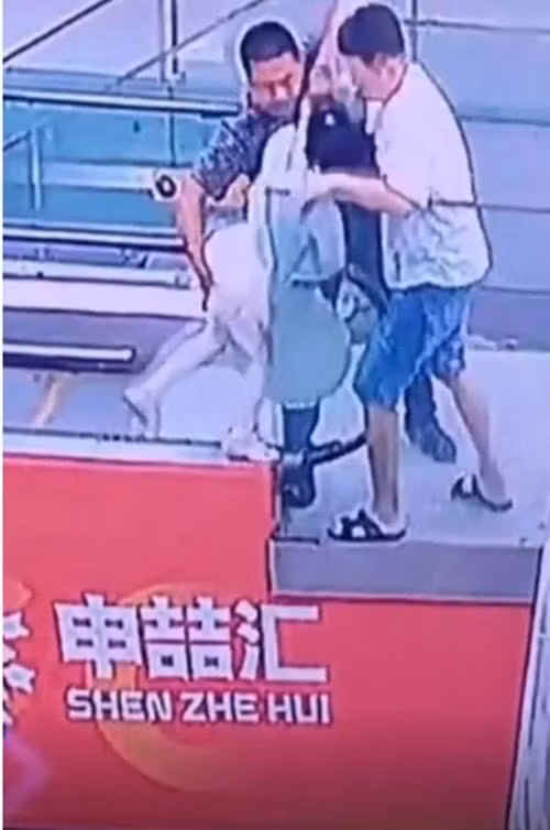 Nhiều netizen chỉ trích anh Ding vì đặt bàn tay vào vị trí "nhạy cảm". Ảnh: SCMP.