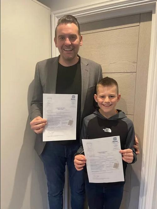 Reiss và cha dượng cùng đi thi. Ảnh: SWNS. Reiss và cha dượng cùng đi thi. Ảnh: SWNS.