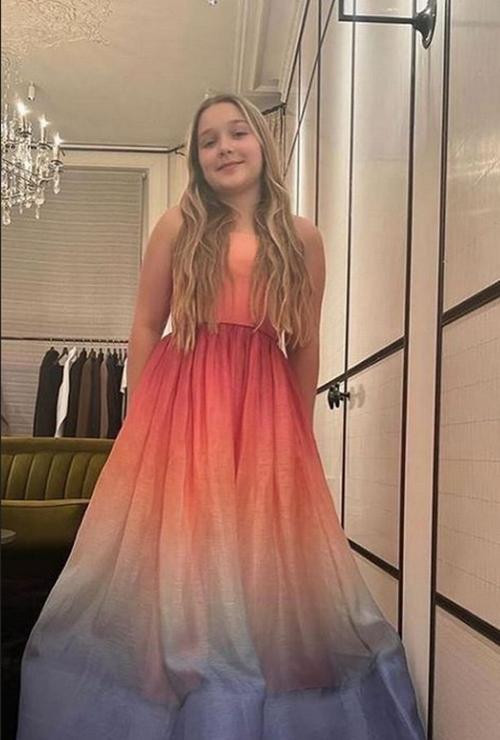 Ít ngày trước, Harper mặc bộ váy Zimmermann giá 1.600 bảng (45 triệu đồng), trông như công chúa. Ảnh: Instagram. Ít ngày trước, Harper mặc bộ váy Zimmermann giá 1.600 bảng (45 triệu đồng), trông như công chúa. Ảnh: Instagram.