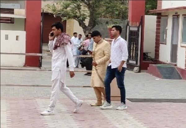 Chú rể và vài người trong gia đình. Ảnh: India Today. Chú rể và vài người trong gia đình. Ảnh: India Today.