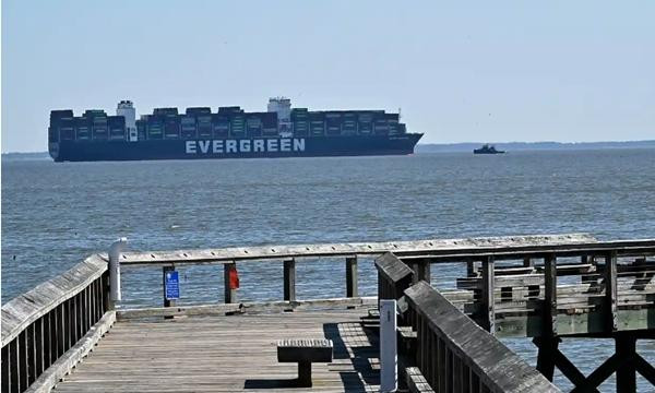 Vậy là lại thêm một tàu của Evergreen mắc kẹt. Ảnh: Jeffrey F Bill/ AP. Vậy là lại thêm một tàu của Evergreen mắc kẹt. Ảnh: Jeffrey F Bill/ AP.