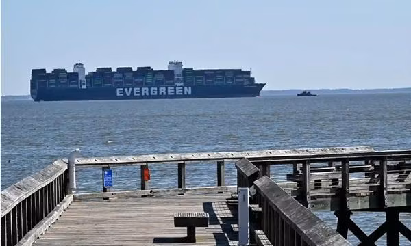 Vậy là lại thêm một tàu của Evergreen mắc kẹt. Ảnh: Jeffrey F Bill/ AP. Vậy là lại thêm một tàu của Evergreen mắc kẹt. Ảnh: Jeffrey F Bill/ AP.