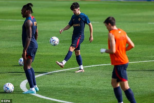 Ronaldo không tập ngoài sân cùng các cầu thủ dự bị trong trận đấu trước. Ảnh: EPA.