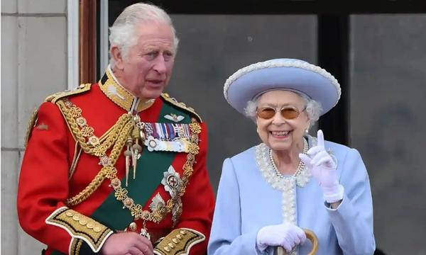 Những đồng tiền có hình Nữ hoàng Elizabeth II sẽ được thay thế dần bằng tiền có hình Vua Charles III. Ảnh: Daniel Leal/ AFP/ Getty. Những đồng tiền có hình Nữ hoàng Elizabeth II sẽ được thay thế dần bằng tiền có hình Vua Charles III. Ảnh: Daniel Leal/ AFP/ Getty.