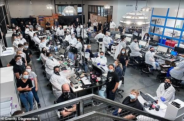 Các đồng nghiệp ở công ty cũ của Kevin. Ảnh: Gravity Diagnostics. Các đồng nghiệp ở công ty cũ của Kevin. Ảnh: Gravity Diagnostics.