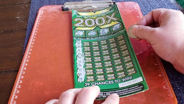 Khi nhìn thấy số tiền trúng thưởng, cô LaQuedra không tin nổi vào mắt mình. Ảnh minh họa: YouTube.