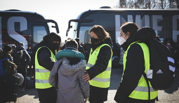 Xe của Juventus mới đi đón người dân Ukraine, phần lớn là trẻ em và mẹ, đi tạm lánh nạn. Ảnh: Juventus. Xe của Juventus mới đi đón người dân Ukraine, phần lớn là trẻ em và mẹ, đi tạm lánh nạn. Ảnh: Juventus.