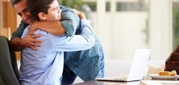 Bố mẹ và con đôi khi có cảm giác giống nhau, nhưng lại khó với tới nhau. Ảnh: Your Teen Magazine.