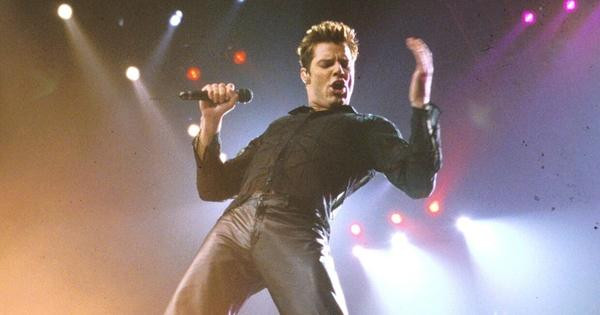 Ricky Martin từng khiến rất nhiều cô gái mê mệt với ngoại hình điển trai và giọng hát khỏe khoắn. Ảnh: Telemundo. Ricky Martin từng khiến rất nhiều cô gái mê mệt với ngoại hình điển trai và giọng hát khỏe khoắn. Ảnh: Telemundo.