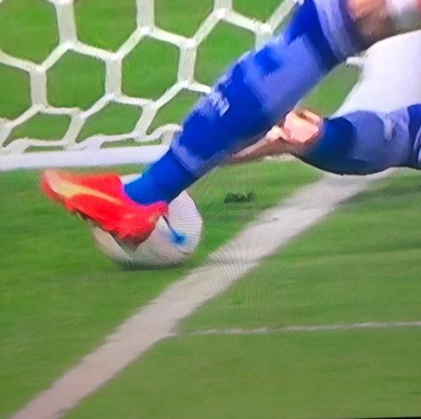 Có thể thấy rõ cỏ trên sân ở giữa trái bóng và đường biên ngang. Ảnh: Twitter.