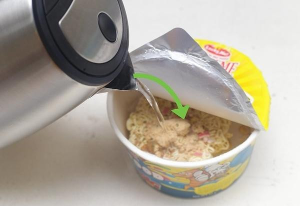 Cùng lắm cũng chỉ dùng ấm điện trong phòng khách sạn để đun nước nấu mỳ thôi chứ. Ảnh minh họa: USC.