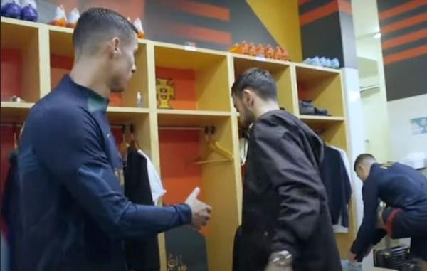 Bruno Fernandes tỏ ra khá hờ hững với đội trưởng của mình. Ảnh: Twitter. Bruno Fernandes tỏ ra khá hờ hững với đội trưởng của mình. Ảnh: Twitter.