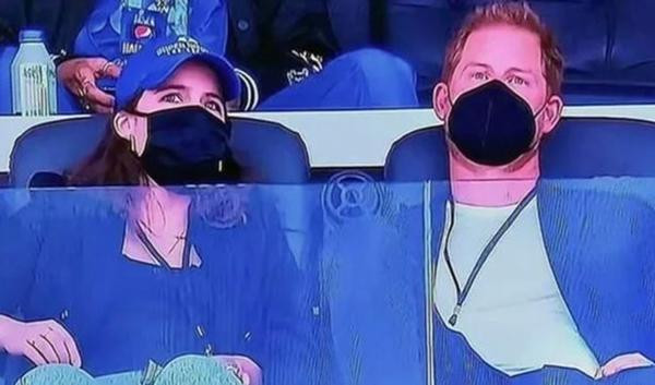 Cùng đi xem trận bóng bầu dục với Hoàng tử Harry là em họ - Công chúa Eugenie (con gái của Vương tử Andrew). Ảnh: NBC.