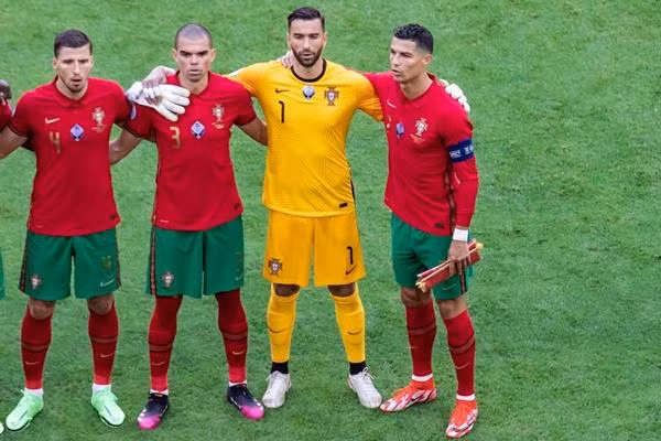 Ronaldo không đứng thẳng hàng với đồng đội khi hát quốc ca. Ảnh: SOPA Images/ Lightrocket via Getty.