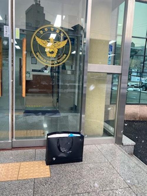 Chiếc túi được đặt trước cửa văn phòng của cảnh sát. Ảnh: Yonhap.