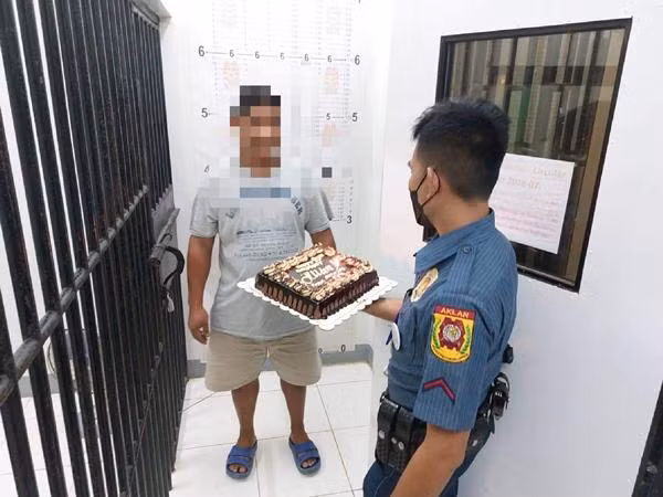 Allan khi bị giữ tại sở cảnh sát. Ảnh: Sở cảnh sát Altavas.