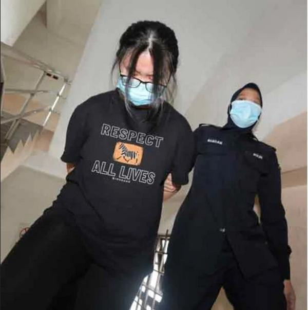 Sim mặc chiếc áo ghi "Tôn trọng mọi sinh mạng" khi ra trước tòa án. Ảnh: China Press