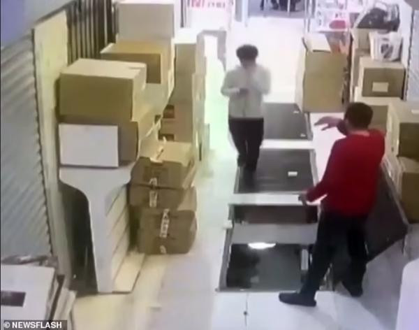 Mut (áo trắng) vừa đi vừa xem điện thoại. Ảnh: Newsflash.